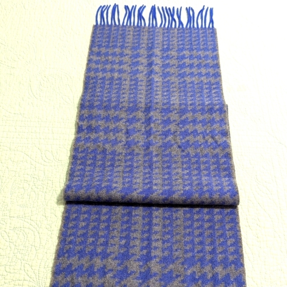 Bloomingdales Blue and Gray Houndstooth 100% Cashmere Scarf - Picture 13 of 14